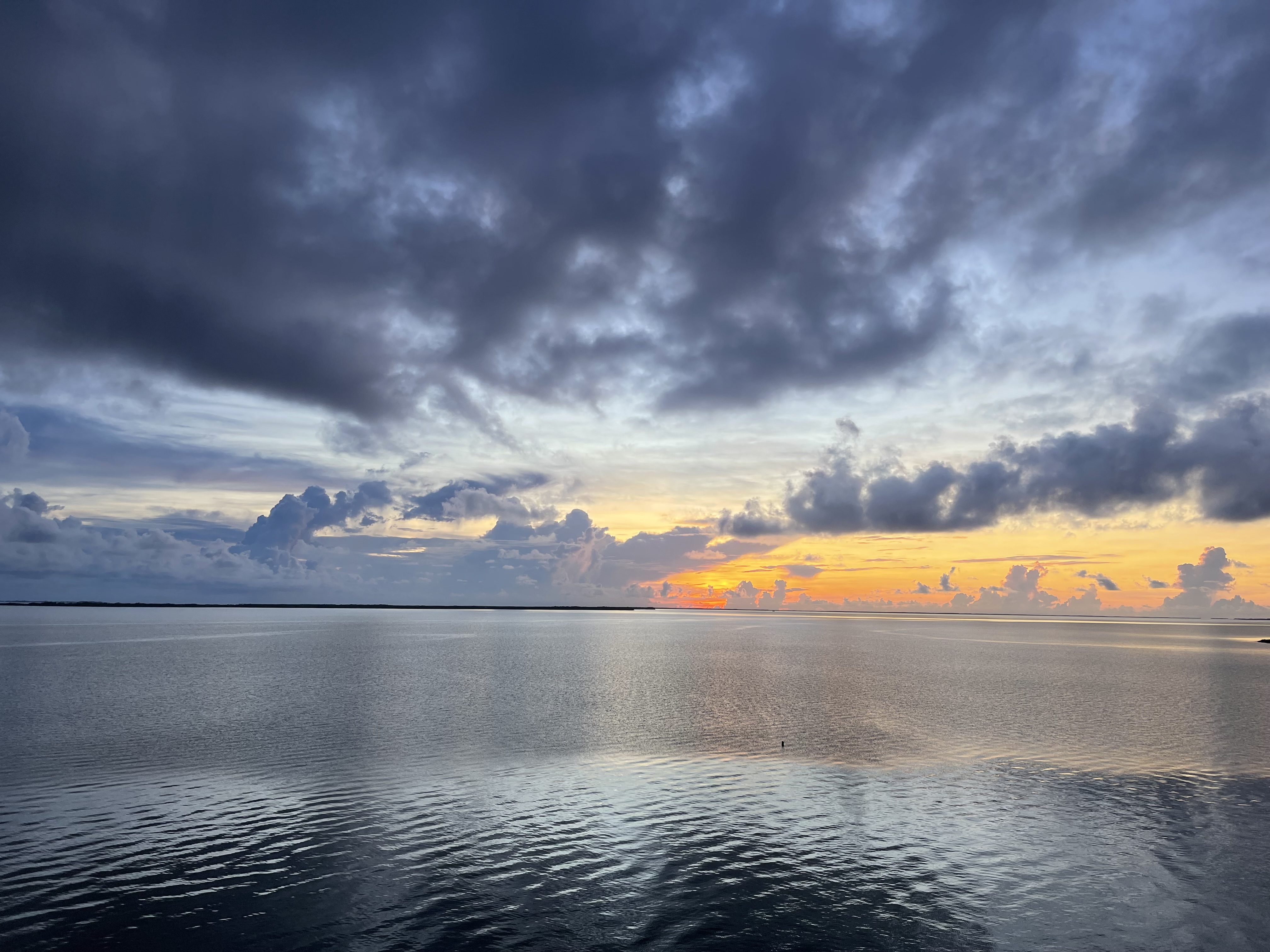 夜明けのカリブ海、オレンジ色の空