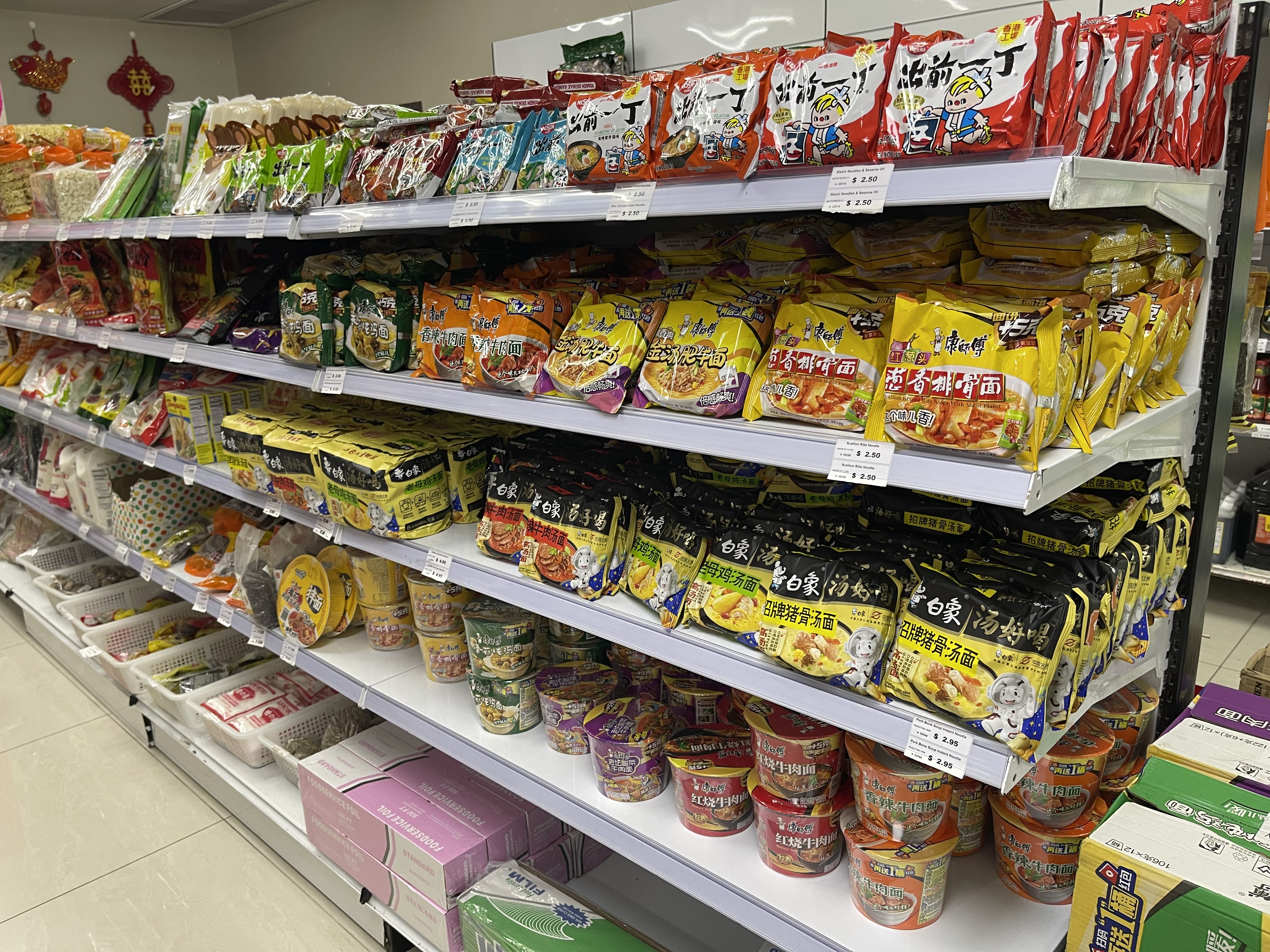 中国系スーパーのインスタント麺コーナー