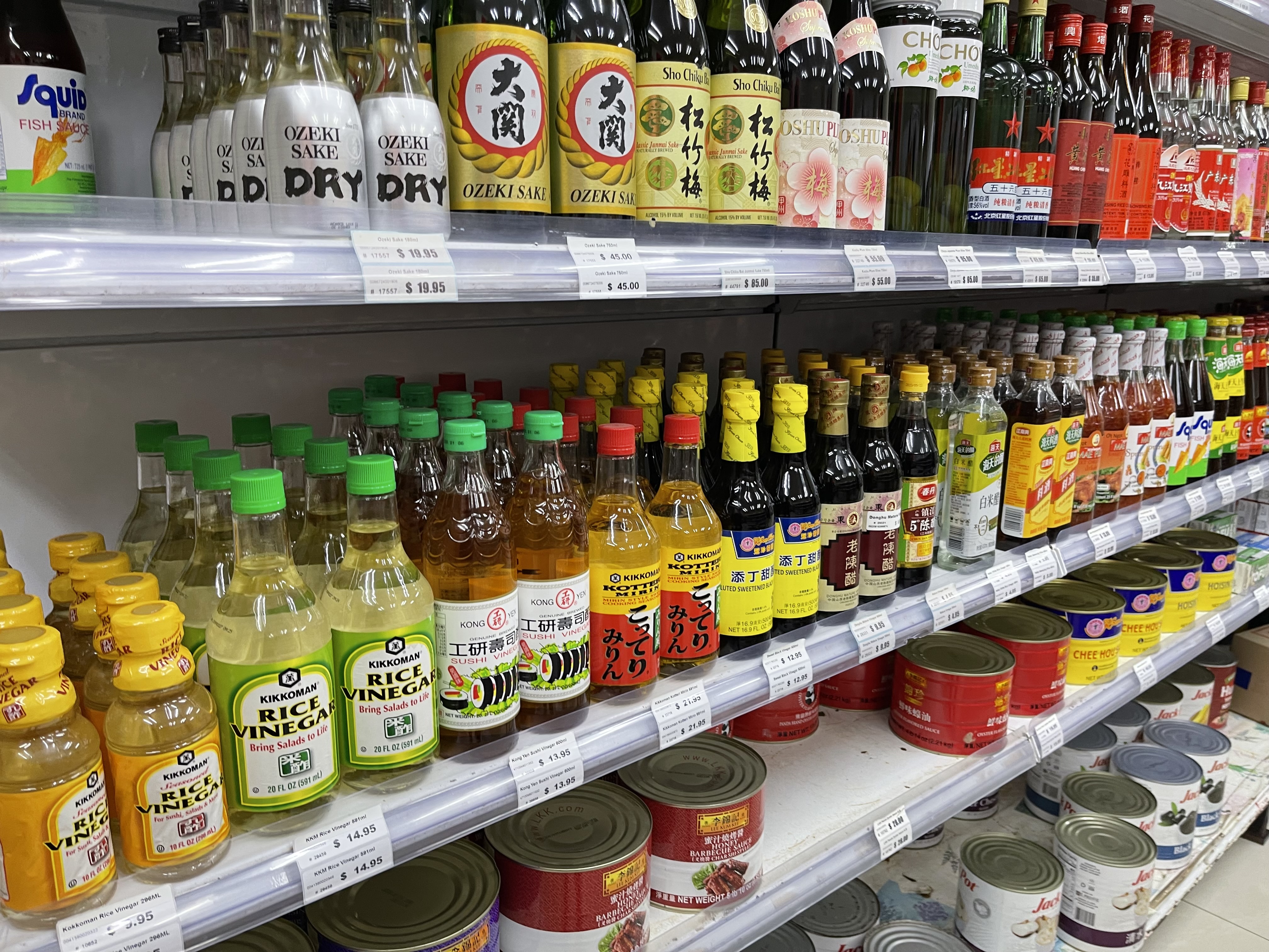 清酒と醤油が並ぶ棚