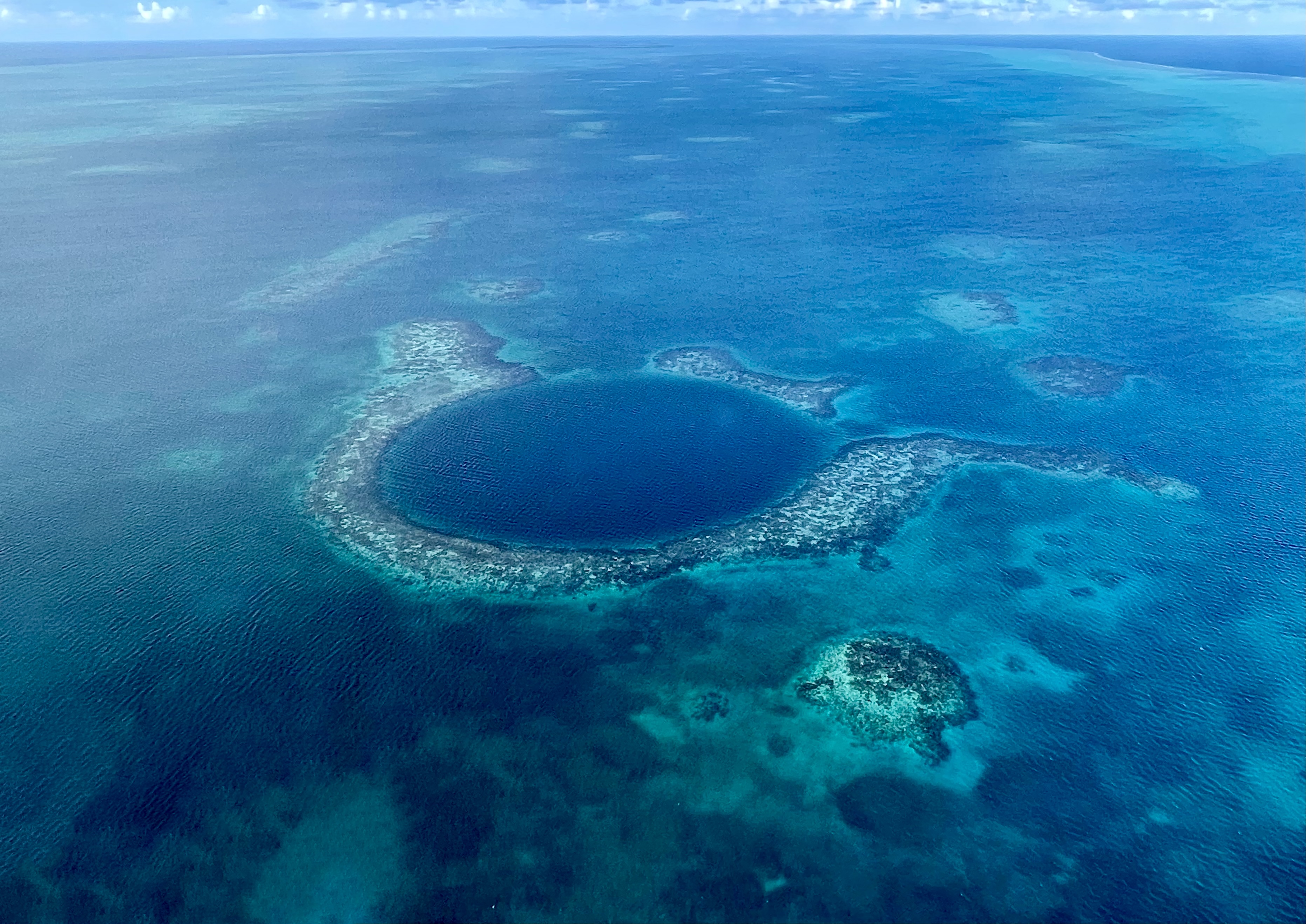 グレート・ブルーホールの空撮写真