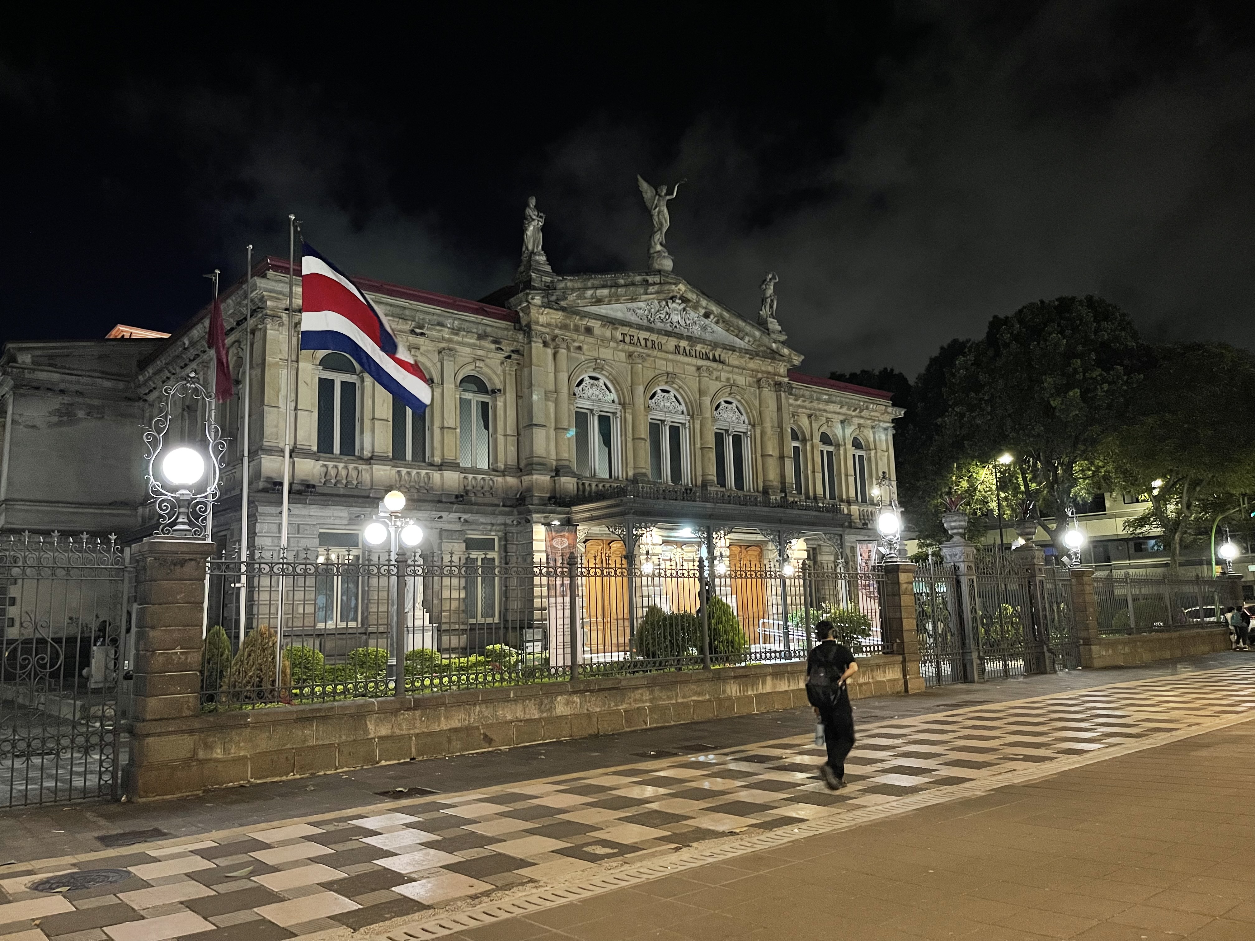 夜のテアトロ・ナシオナルとコスタリカ国旗