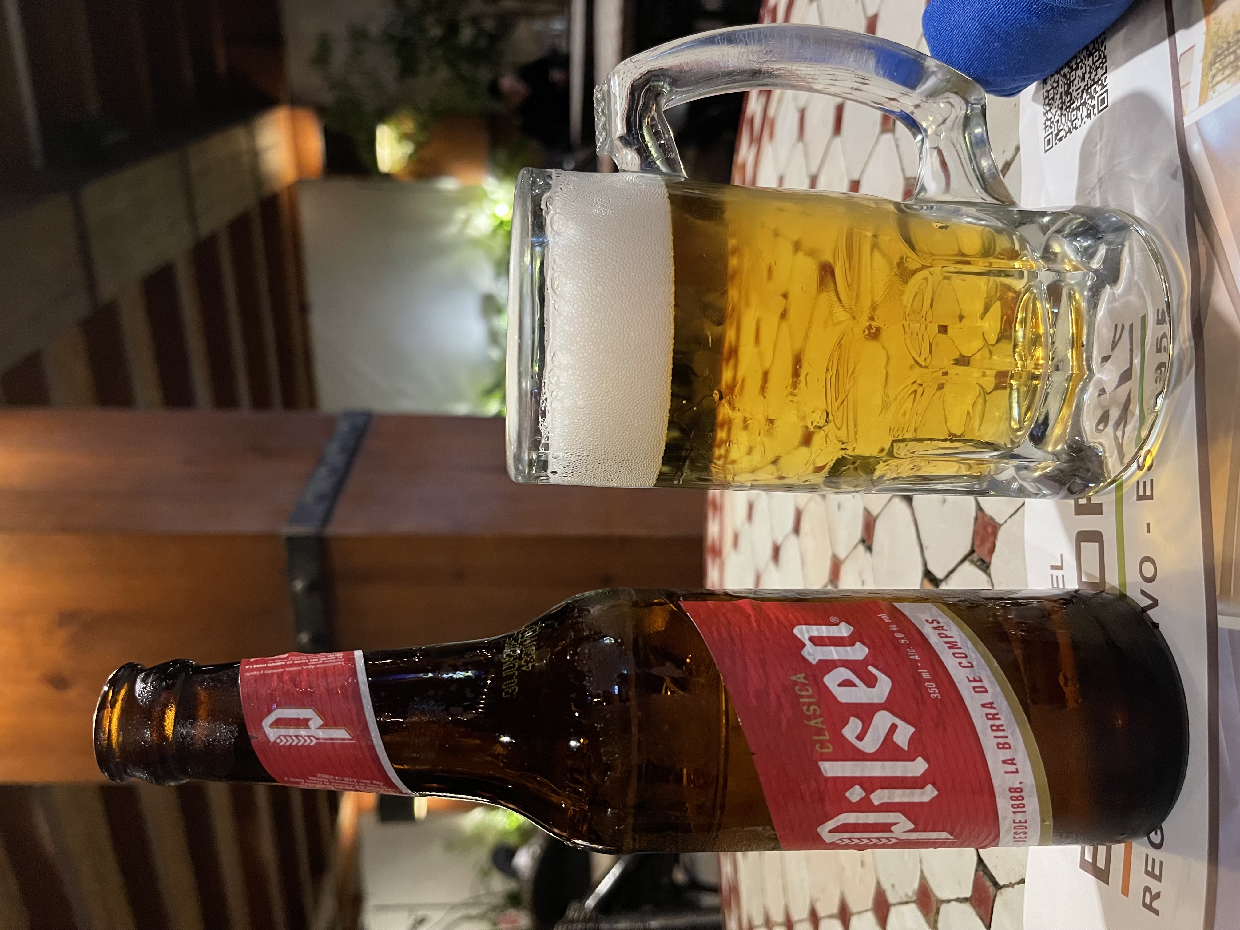 ピルセン・クラシカのボトルとグラス