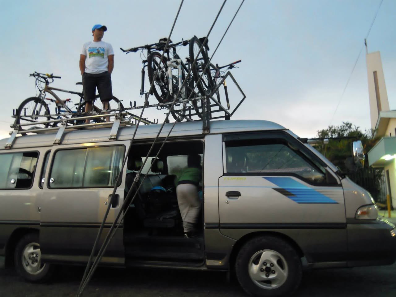 自転車を積んだ車