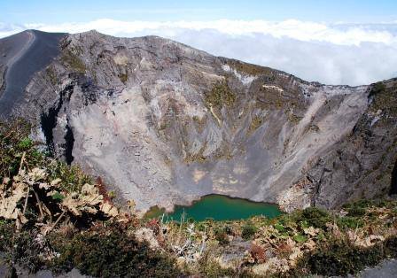 イラス火山の緑色の火口湖（参考写真）