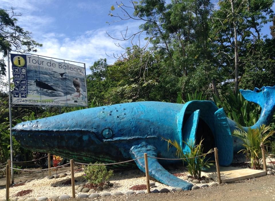 青いクジラのモニュメント