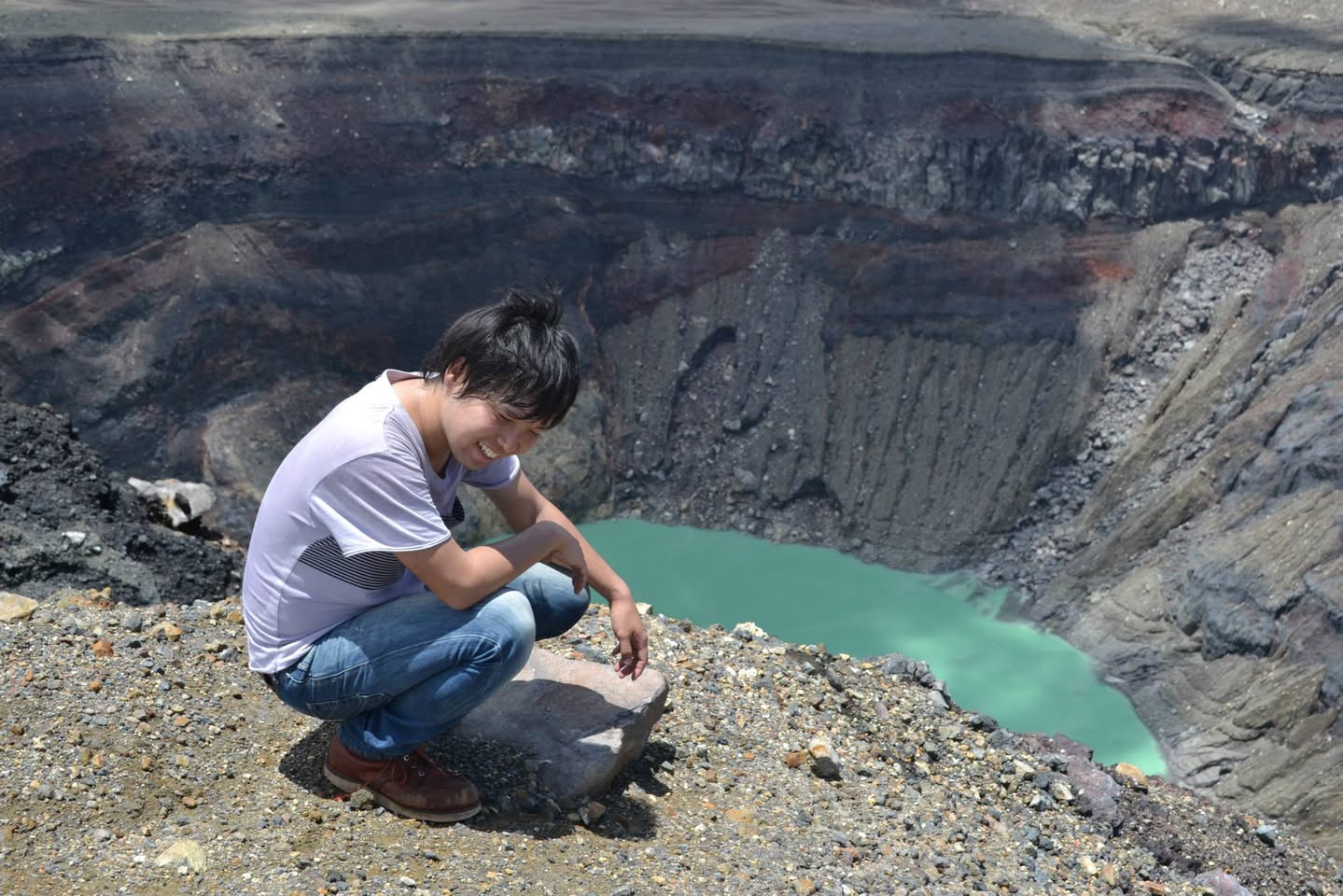 火口縁から火口湖を見下ろす