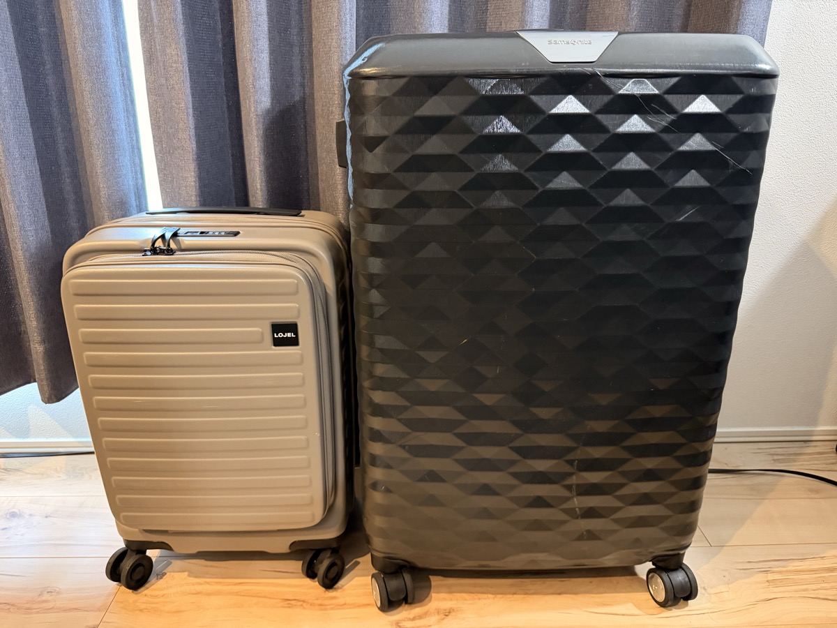 LOJELの機内持ち込みキャリー（左）とサムソナイトの大型スーツケース（右）