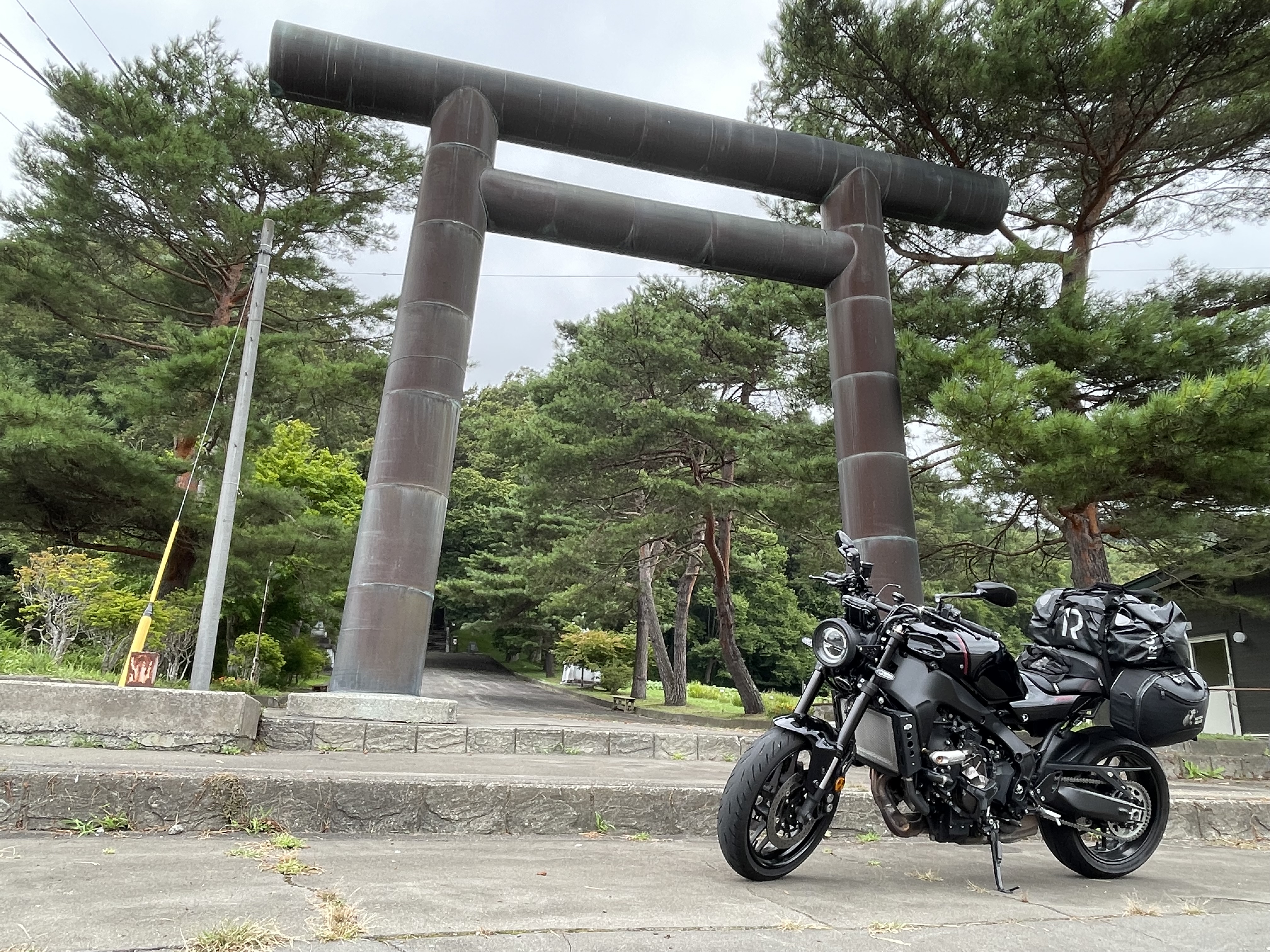 神社の鳥居とXSR900