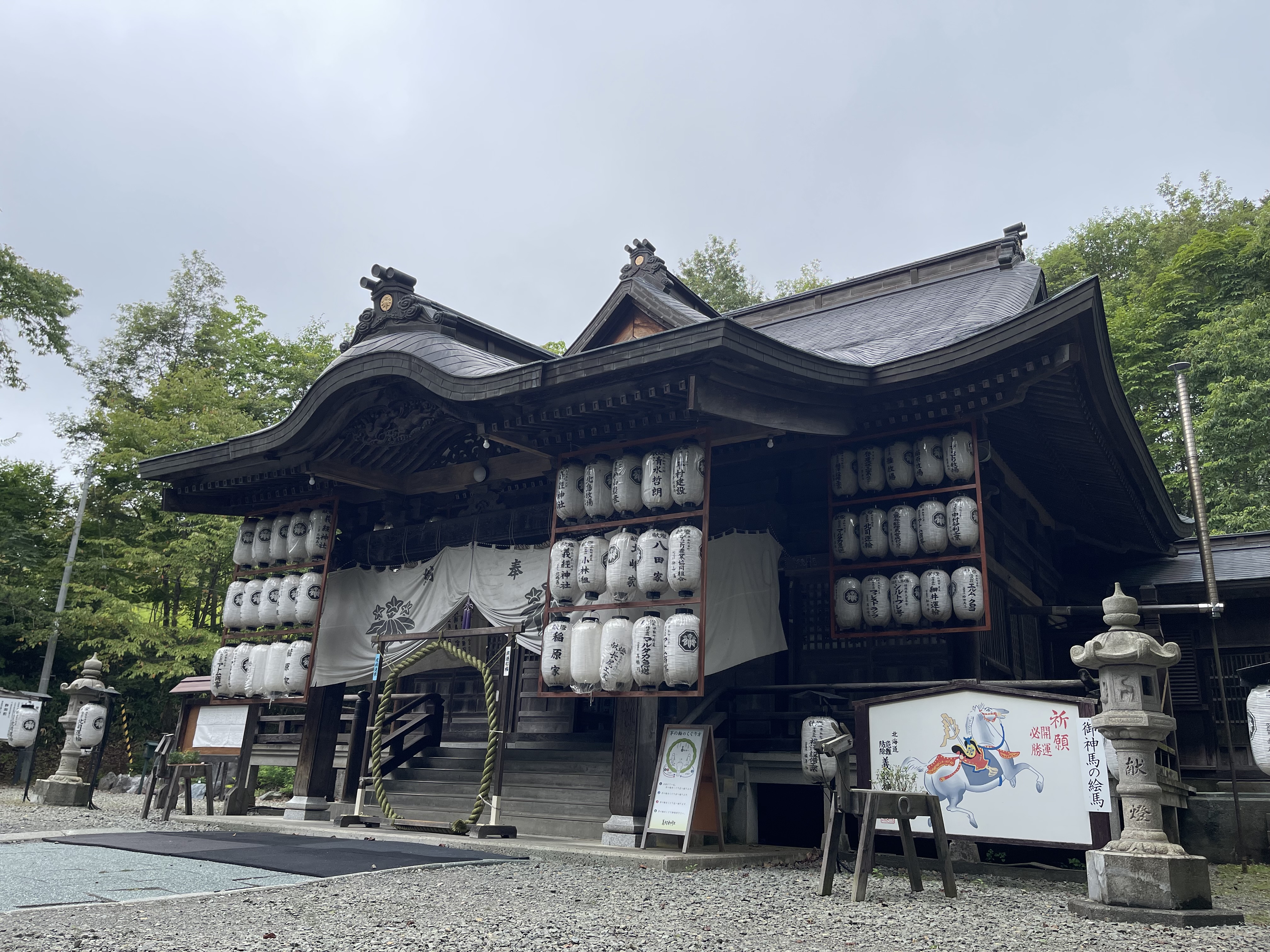 提灯が飾られた本殿