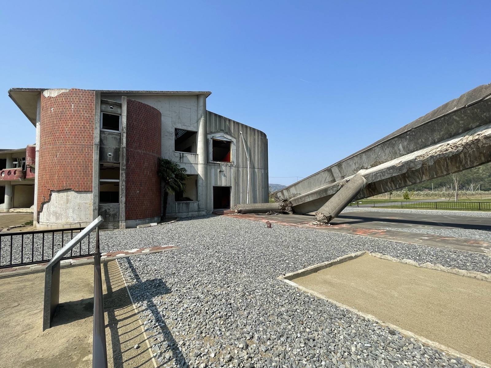 折れて垂れ下がった大川小学校の二階の渡り廊下