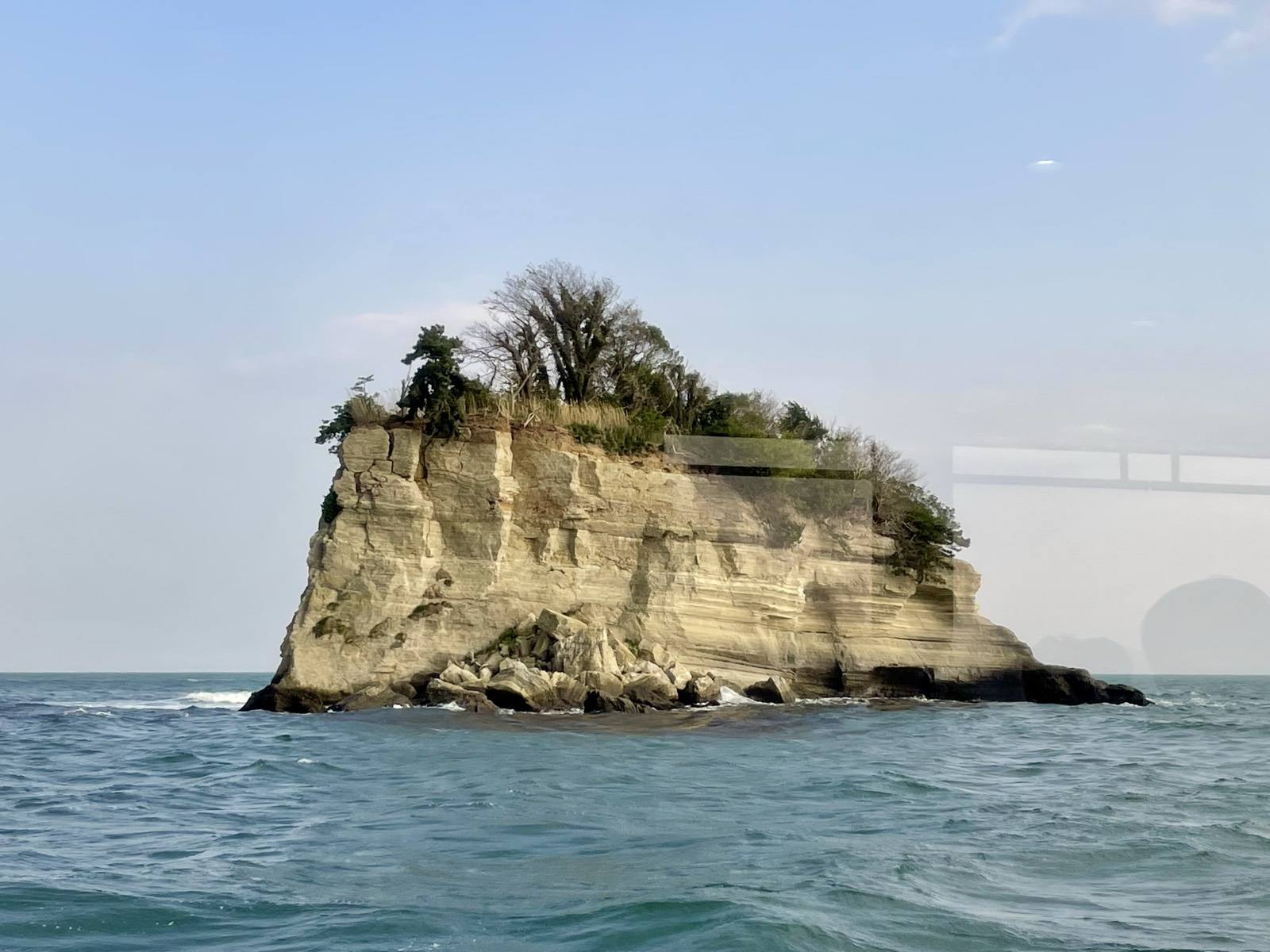 波に削られた松島湾の岩の島