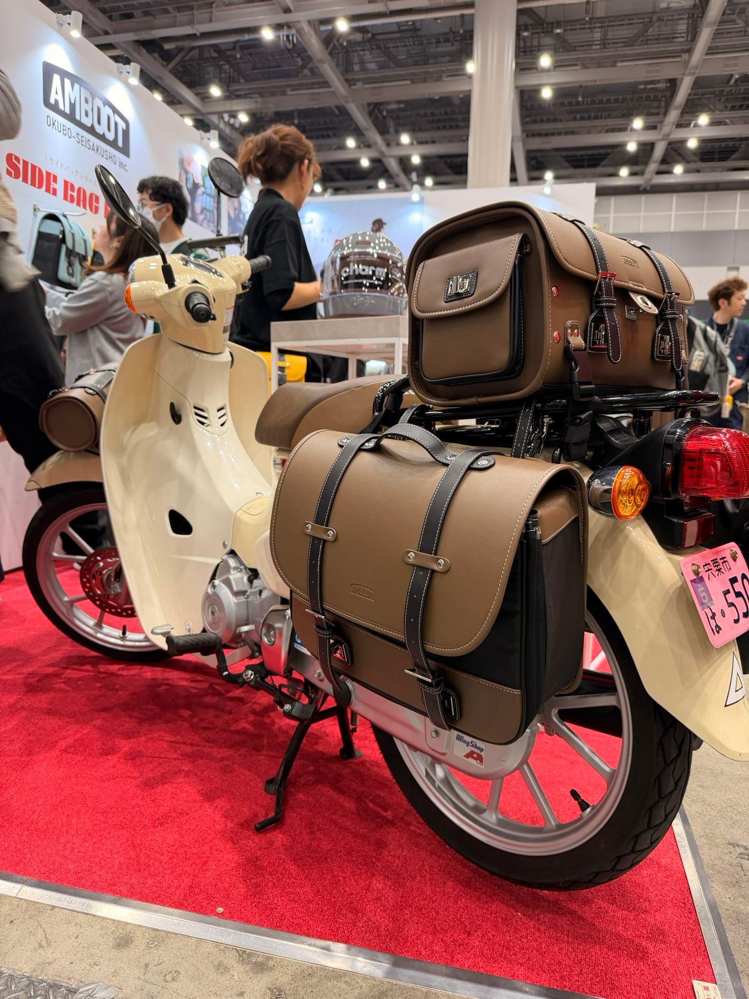 AMBOOTのサイドバッグを装着したスーパーカブ