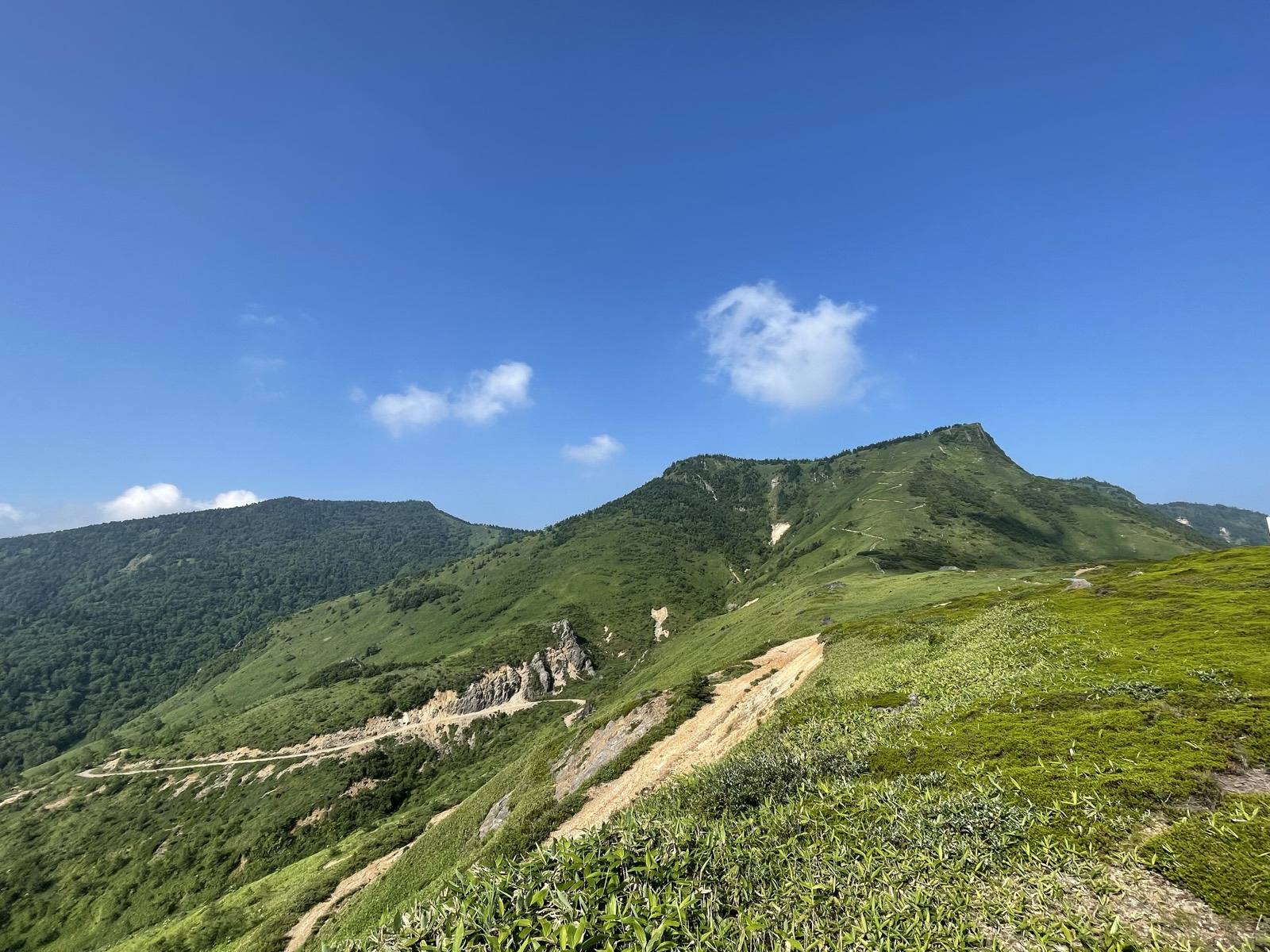 毛無峠の緑の稜線と谷を縫う道