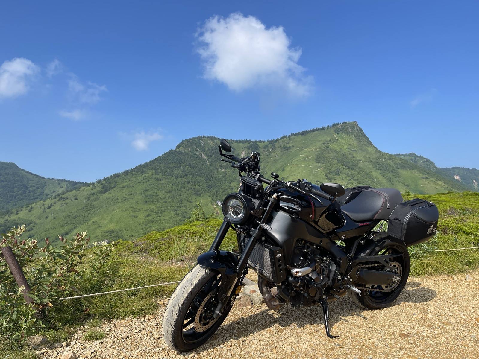 毛無峠に停めたXSR900と背後の緑の山
