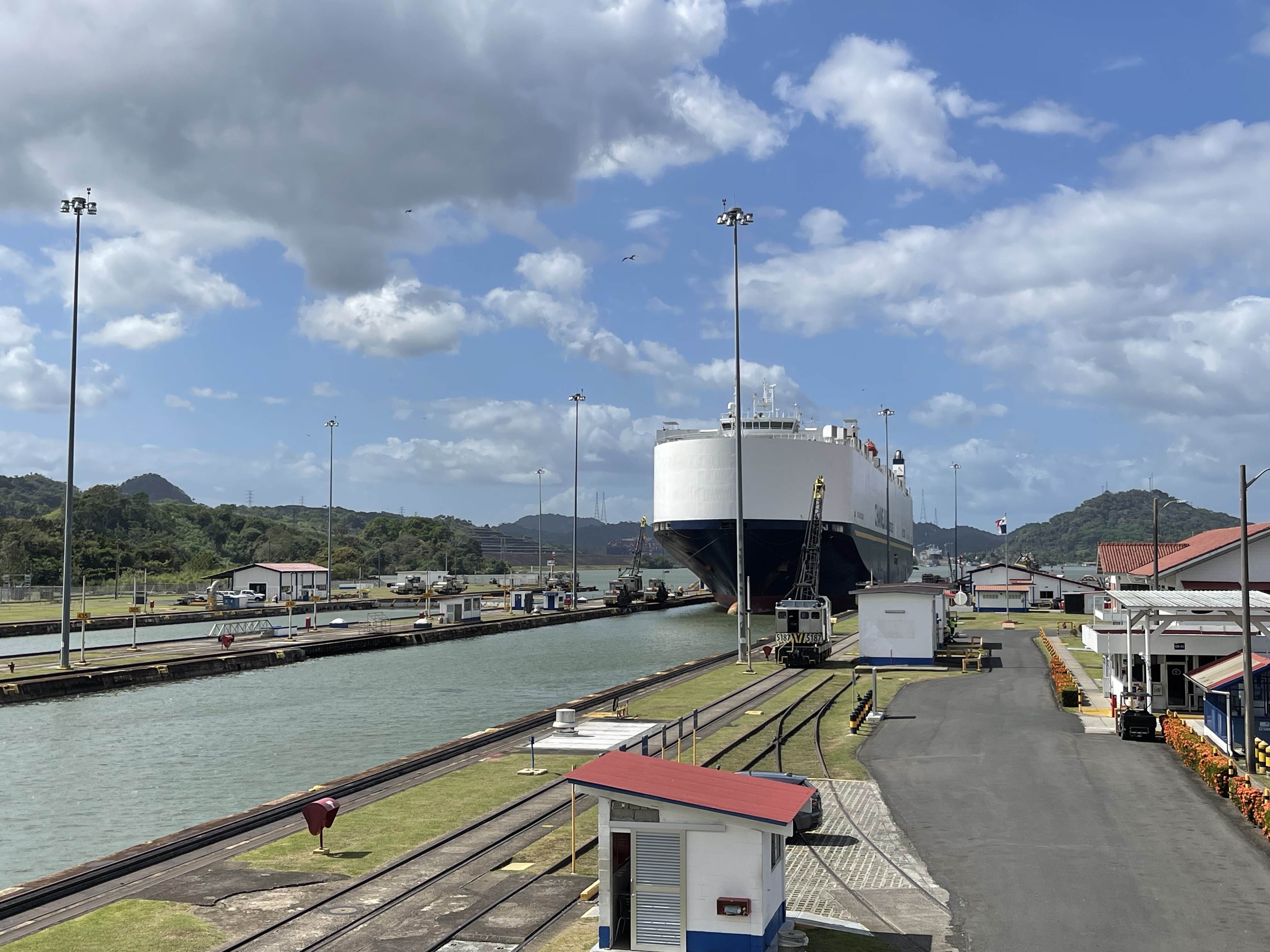 ミラフローレス閘門に入るJIUYANG BLOSSOM