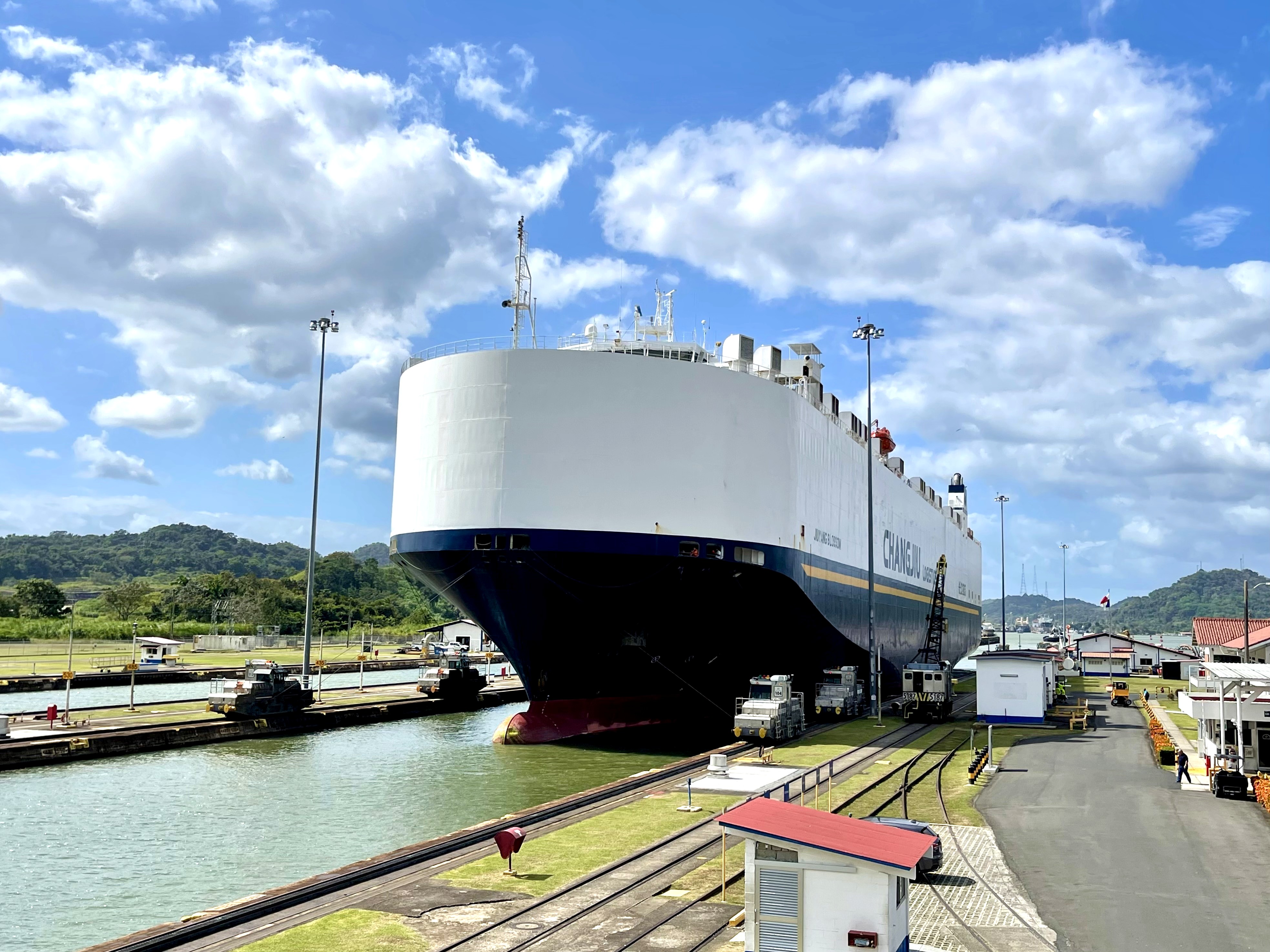 閘門内のJIUYANG BLOSSOM