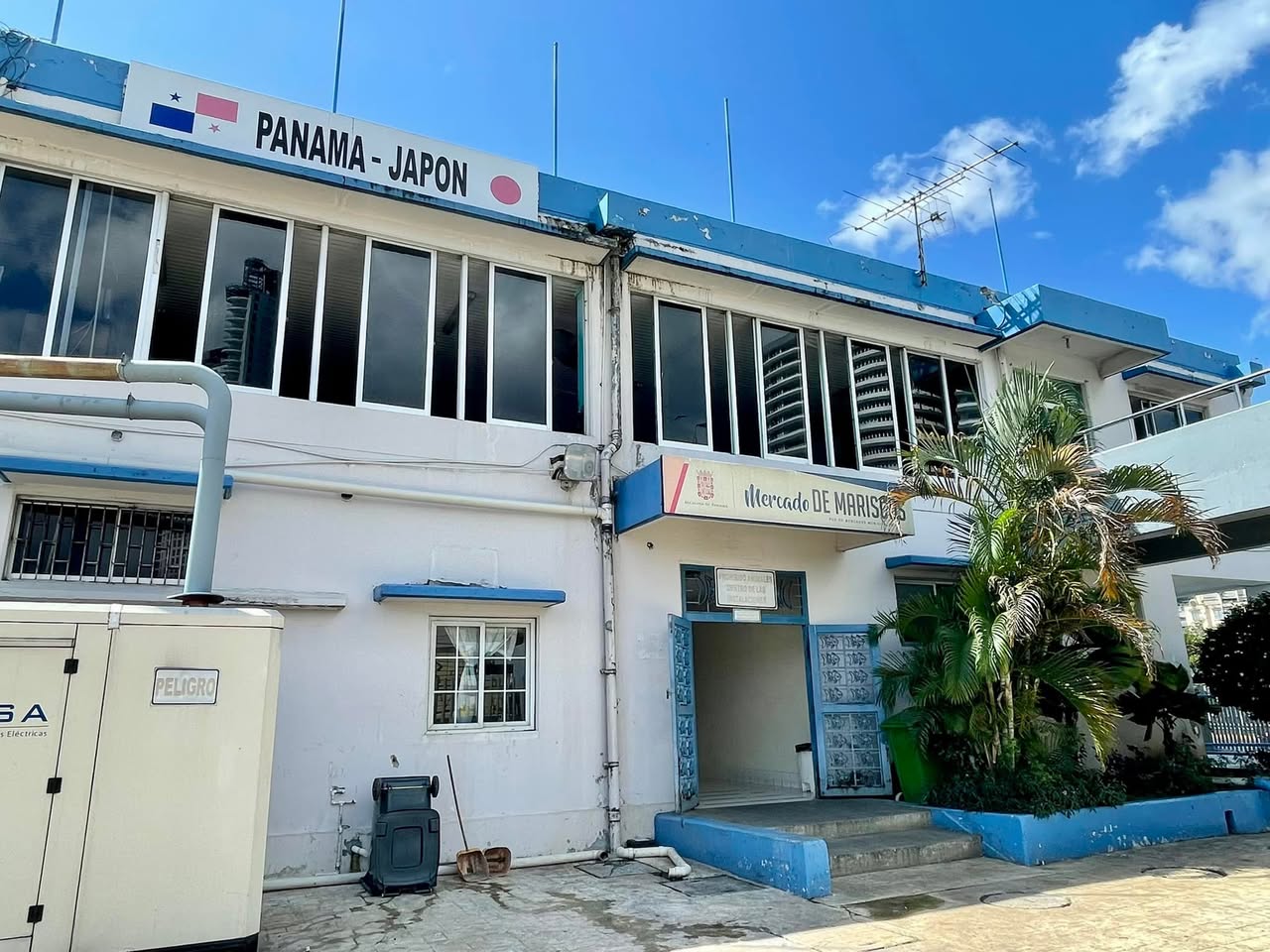 マリスコス市場の側面に描かれたパナマと日本の国旗
