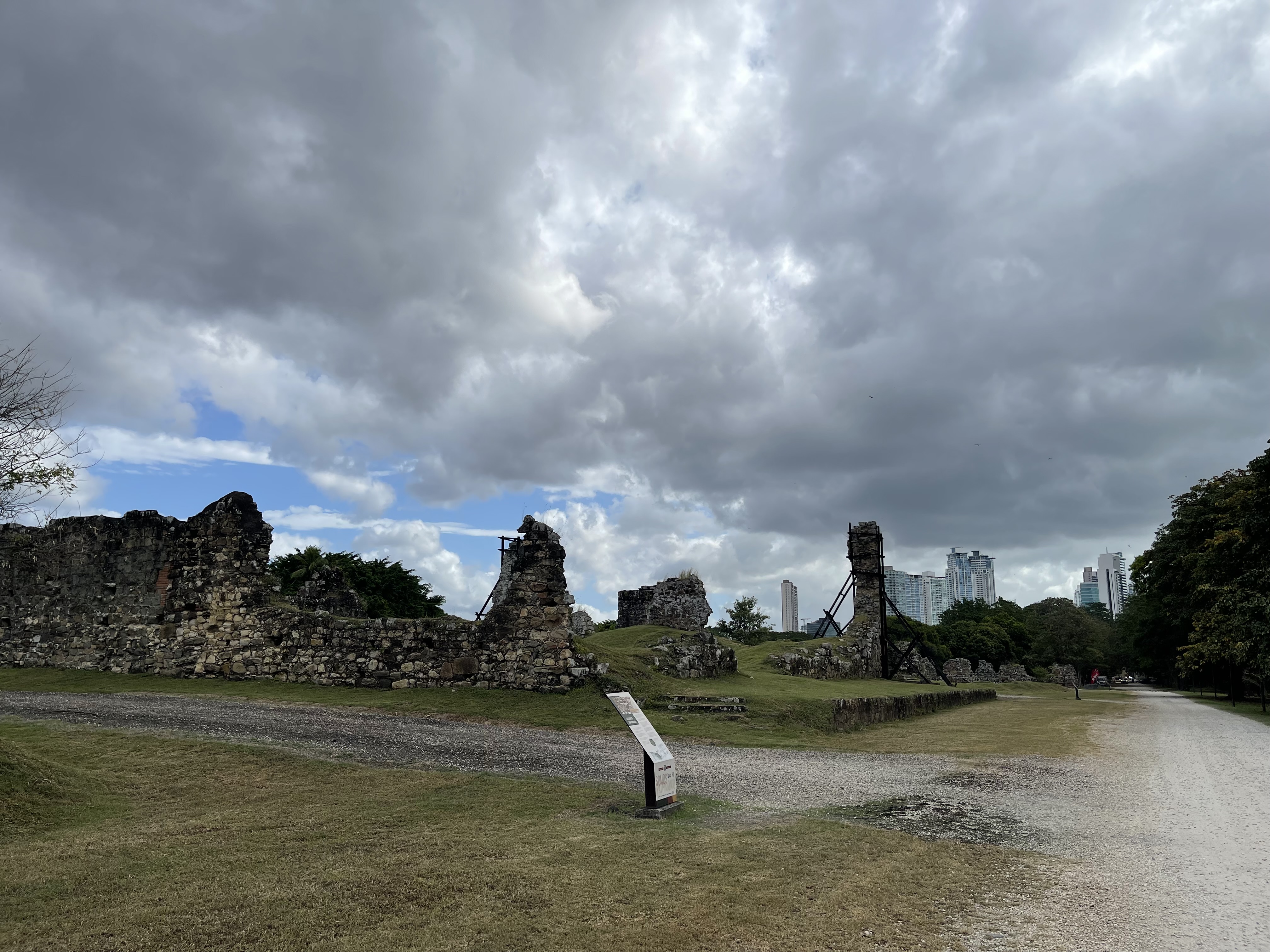 パナマ・ビエホの廃墟と現代のスカイライン