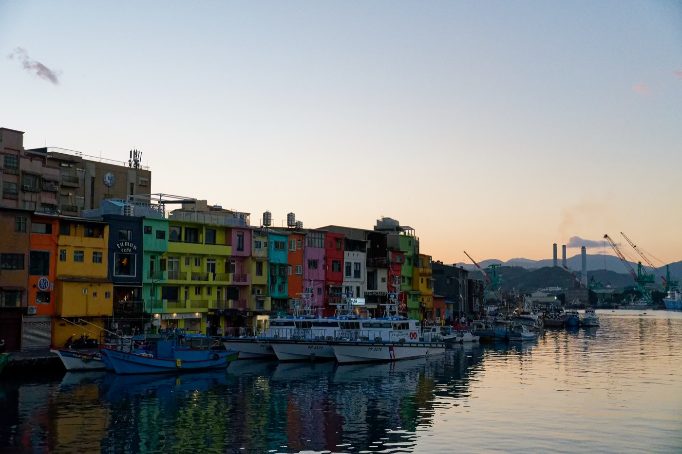 正濱漁港の夕暮れ