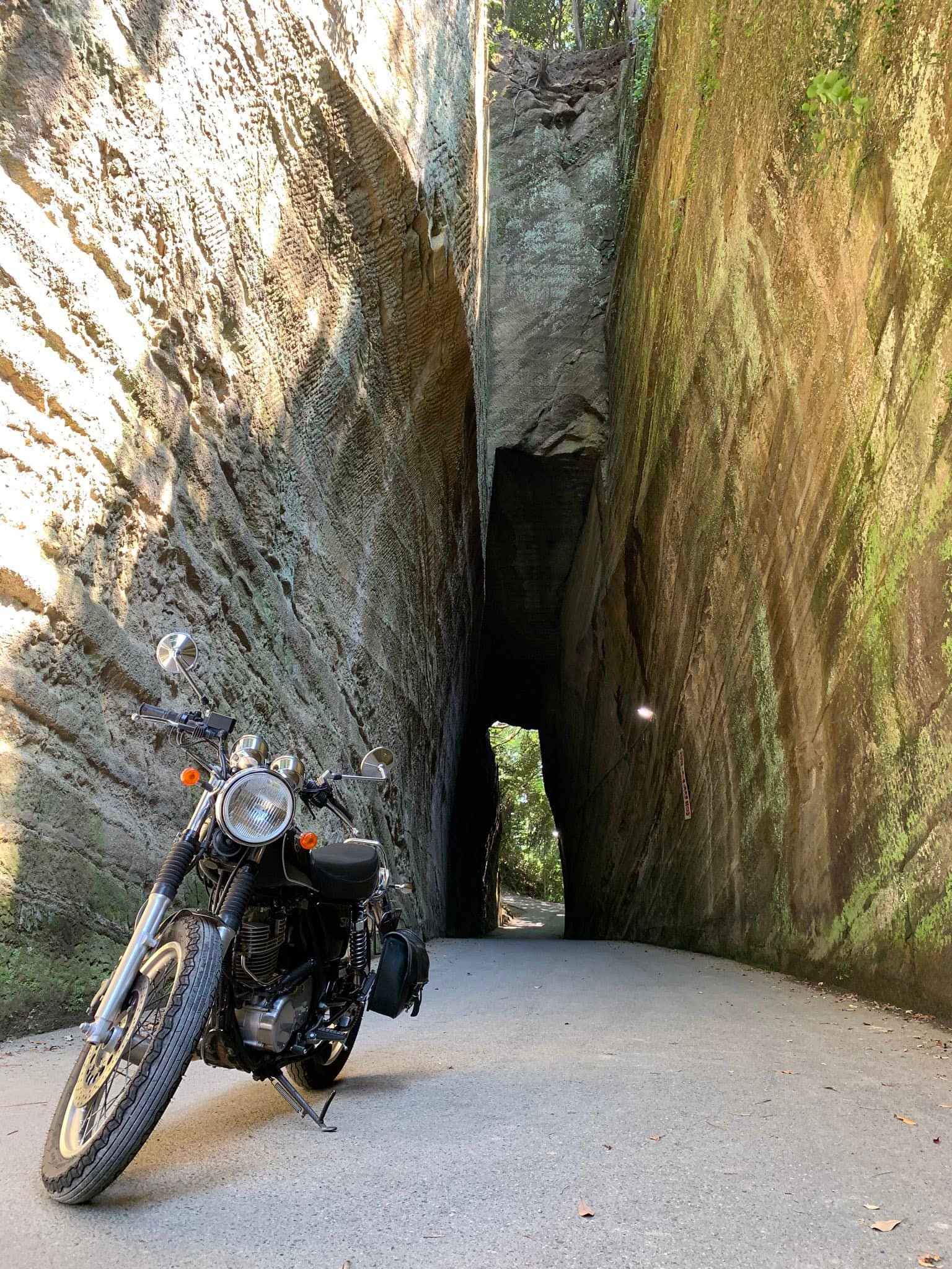 SR400と燈籠坂大師の切通しトンネル