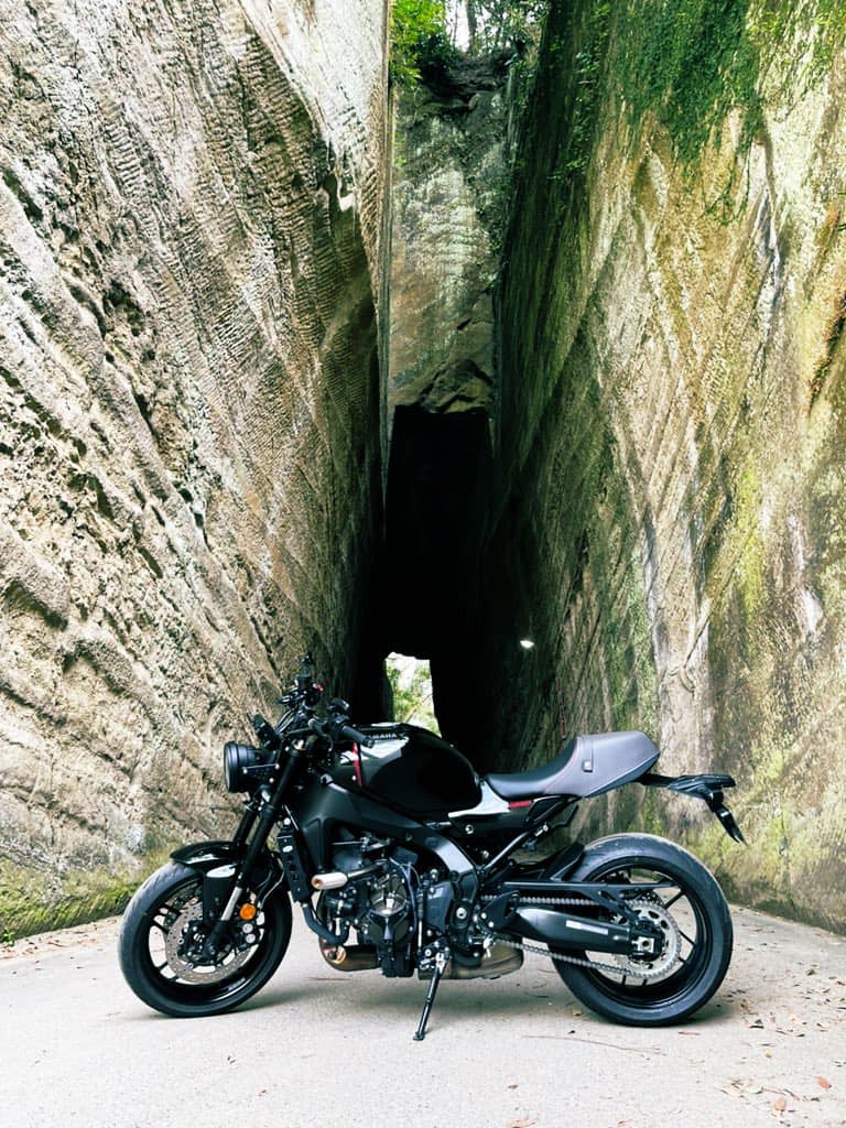 XSR900と切通しトンネル正面