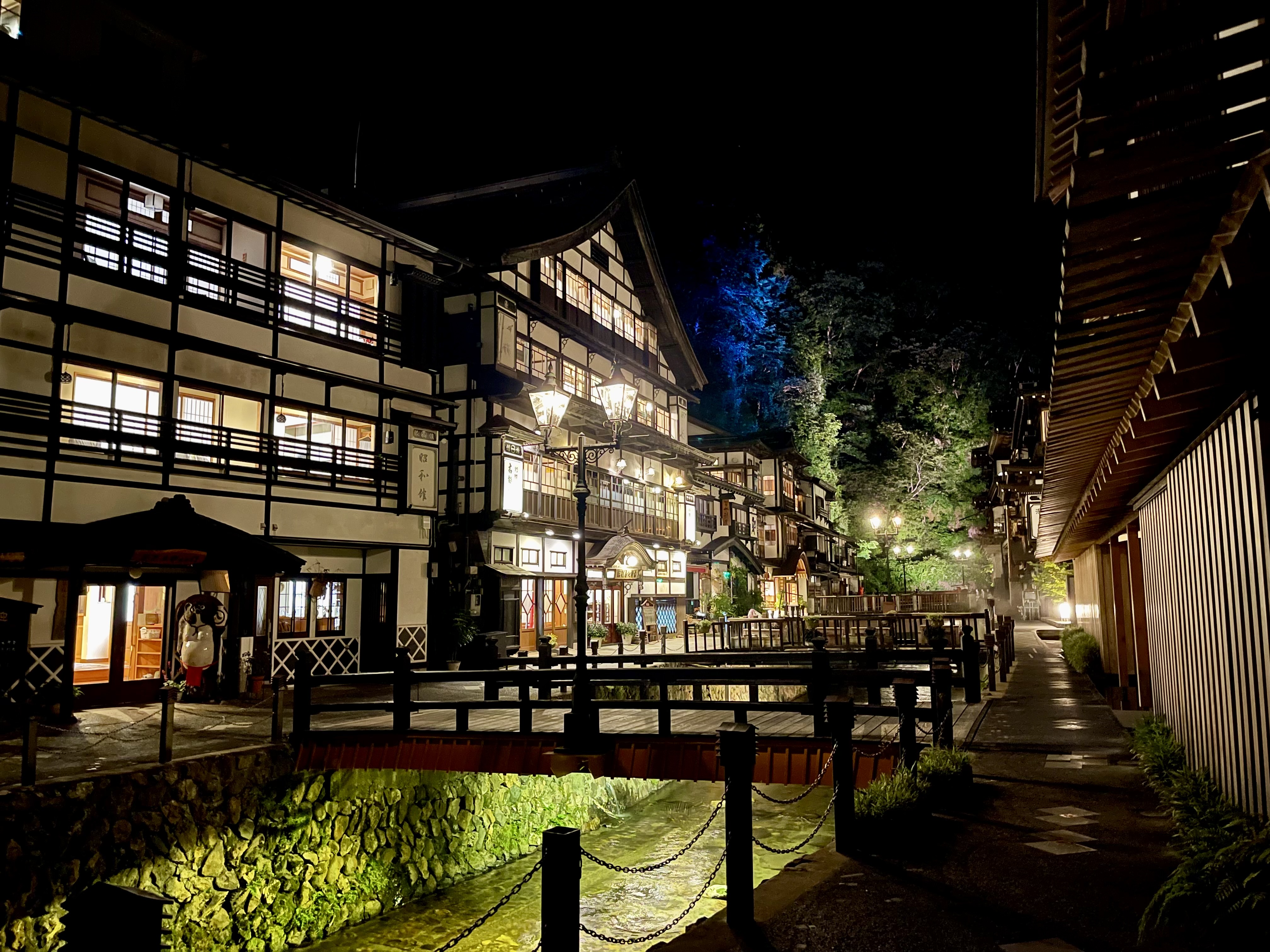 ライトアップされた銀山温泉の夜景